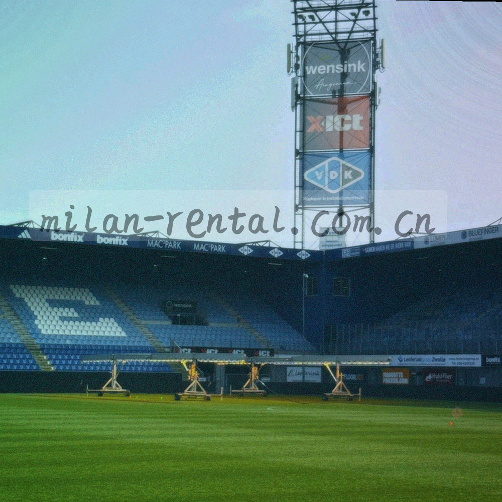 多只手在战术板上移动磁贴的局部特写，只露出手腕与磁贴边缘，不显示面部